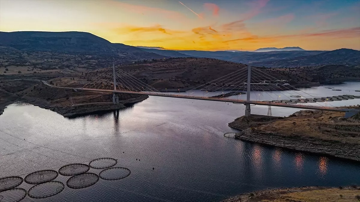 Şehit Mehmet Şevket Uzun Köprüsü gün batımında güzel manzara sundu