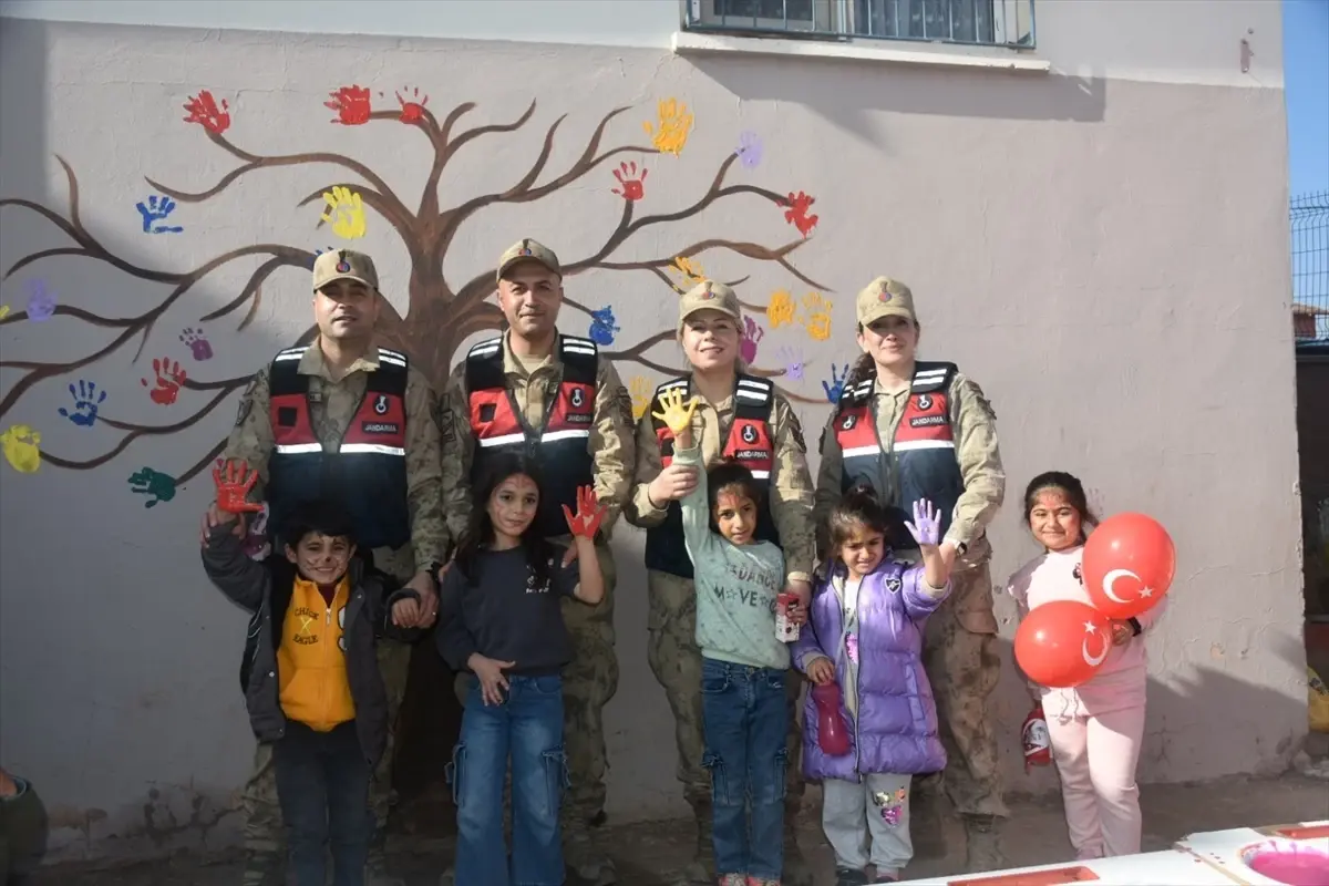 Jandarma Ekipleri, Dünya Çocuk Hakları Günü'nde Siirt'te Etkinlik Düzenledi