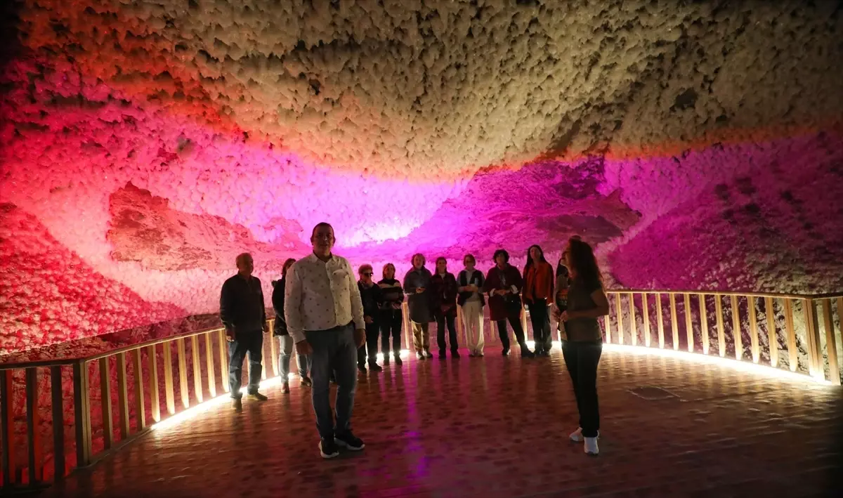 Türk Dünyası Korosu Tuzluca Tuz Mağaraları'nda Konser Verdi