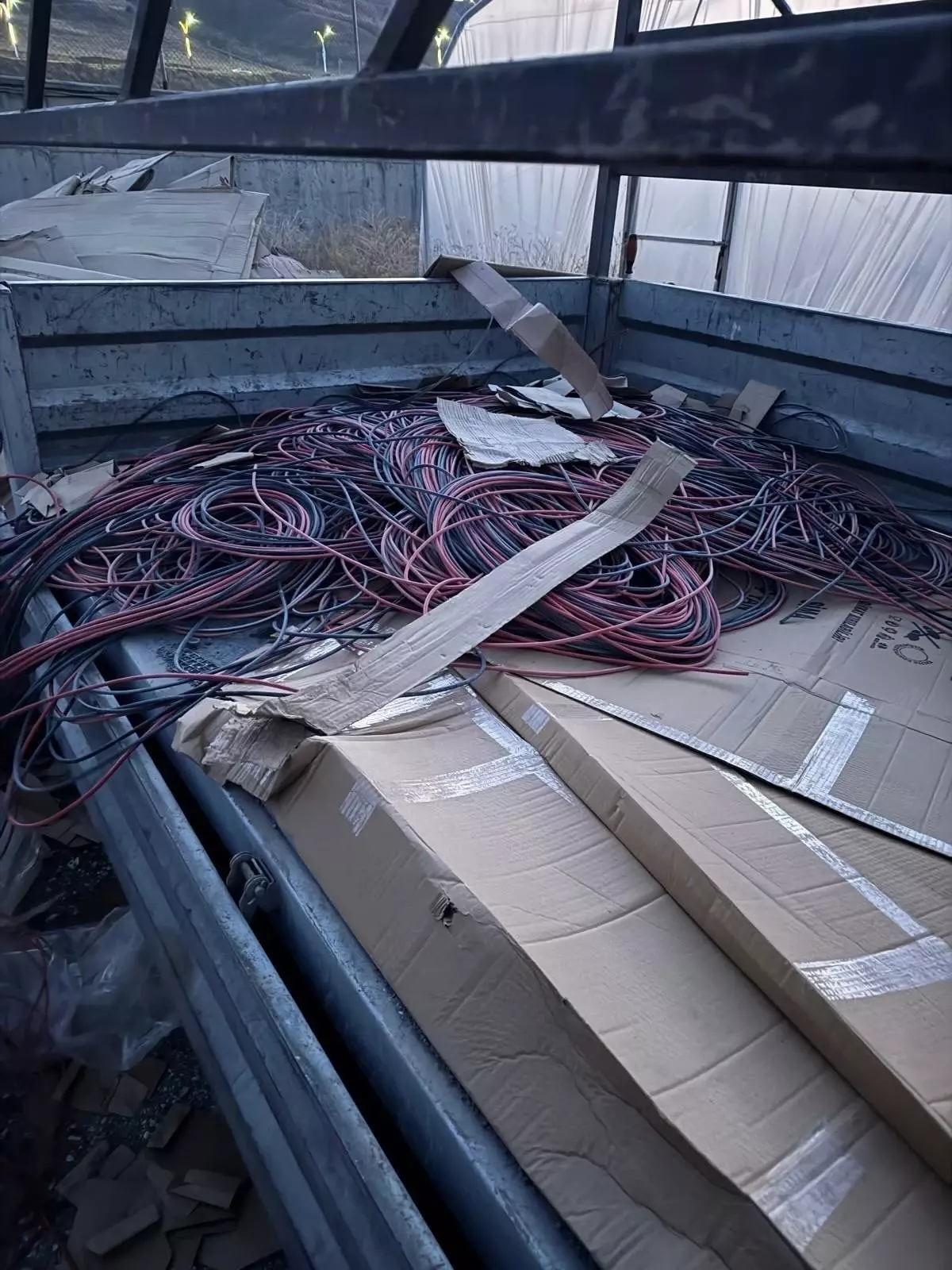 Van'da Güneş Enerji Sistemi Kablo Hırsızlığı: İki Şüpheli Tutuklandı