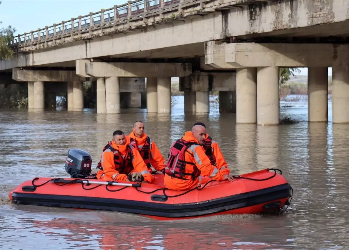 Arnavutluk'ta Sel Felaketi: Mahsur Kalan Vatandaşlar Tahliye Edildi
