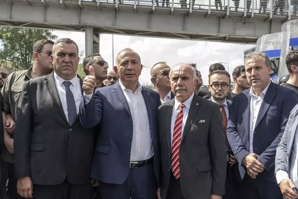 Sojenje o izpodbijanju kongresa CHP v Istanbulu preloženo, Gürsel Tekin ostaja na položaju