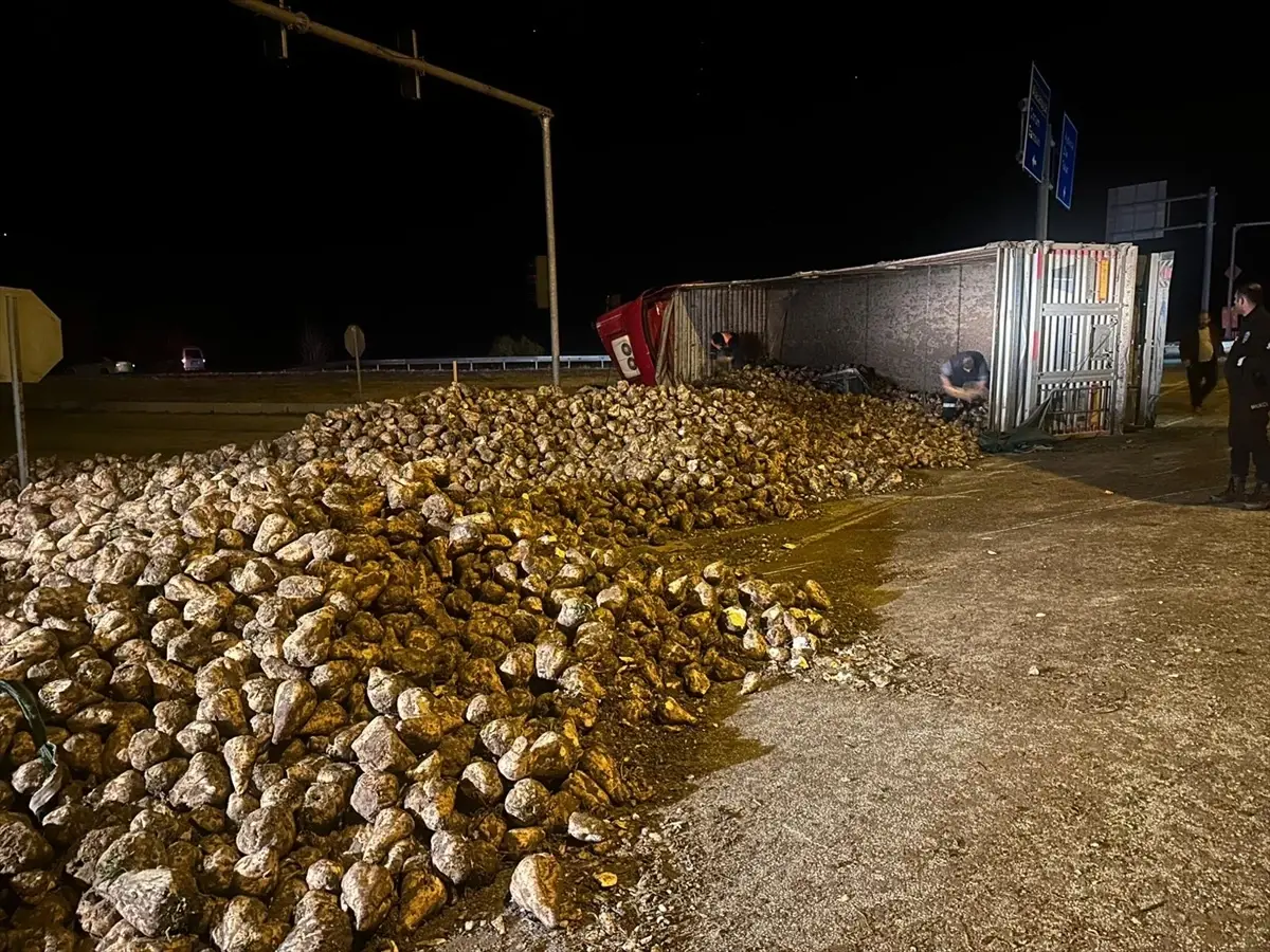 Çorum'da Otomobil ile Tır Çarpıştı: 3 Yaralı