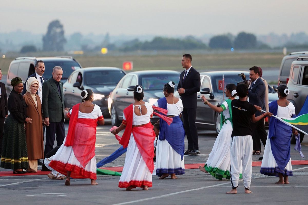 Cumhurbaşkanı Erdoğan'a Güney Afrika'da renkli karşılama! İlgiyle izledi