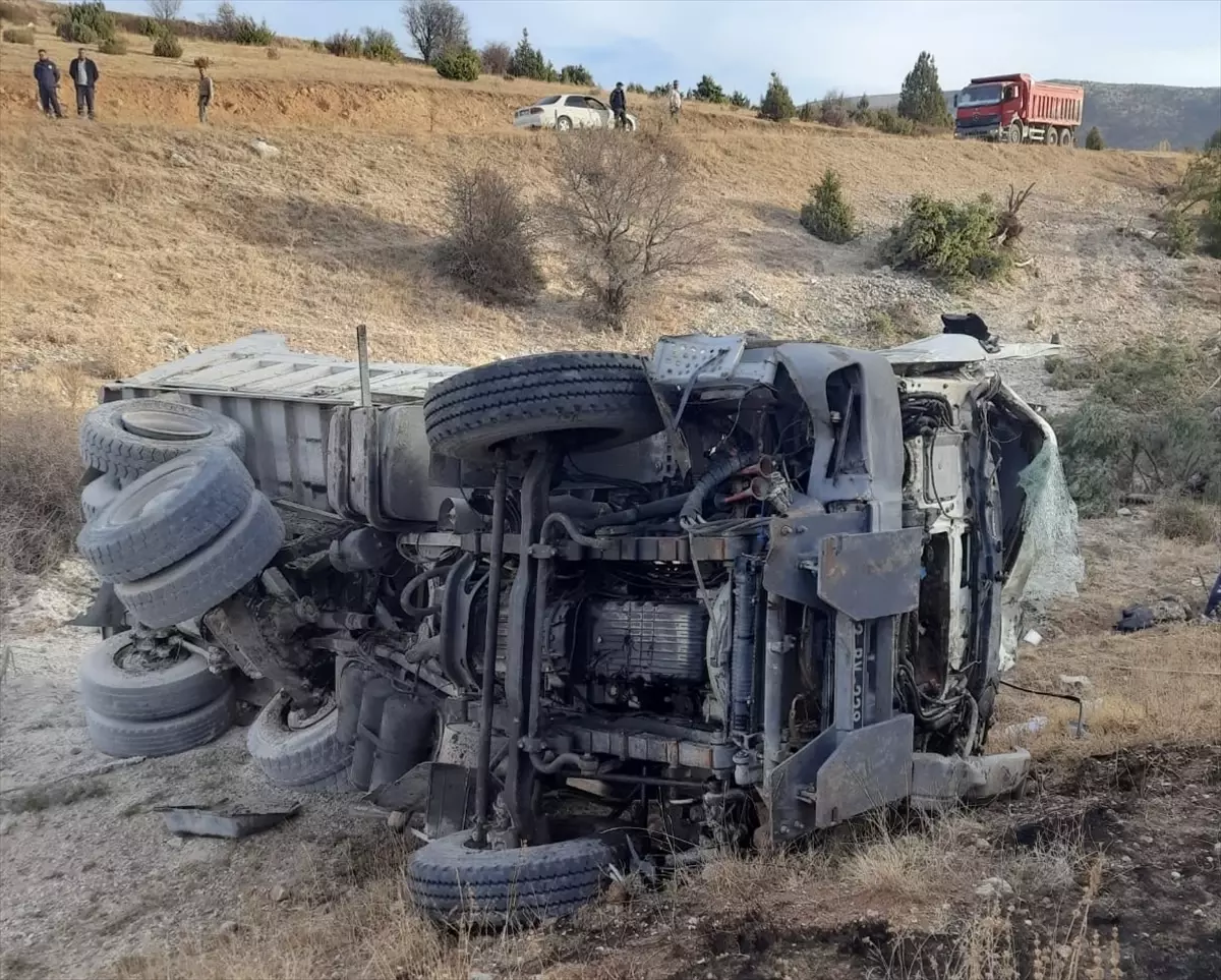 Konya'da Kamyon Devrildi: Sürücü Hayatını Kaybetti