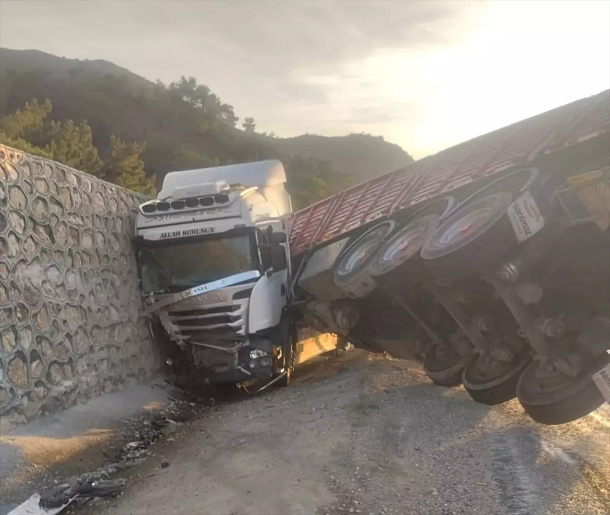 Malatya'da devrilen tırın sürücüsü yaralandı