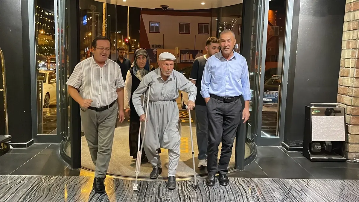 Erdemli'de 100 Yaşına Basan Adil Canıtez'in Doğum Günü Kutlandı