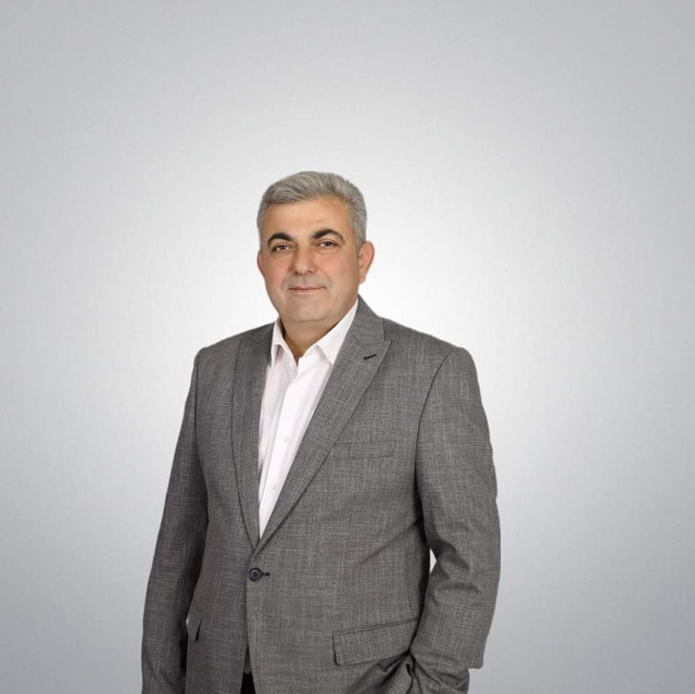 First threatened the mayor with death, then attacked the municipality building