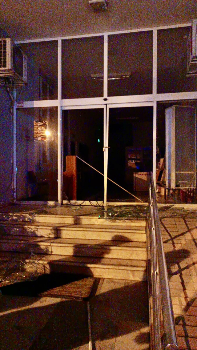 First threatened the mayor with death, then attacked the municipality building