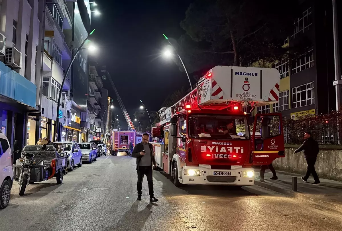 Ordu'da Apartman Çatısında Yangın: 5 Kişi Hastaneye Kaldırıldı