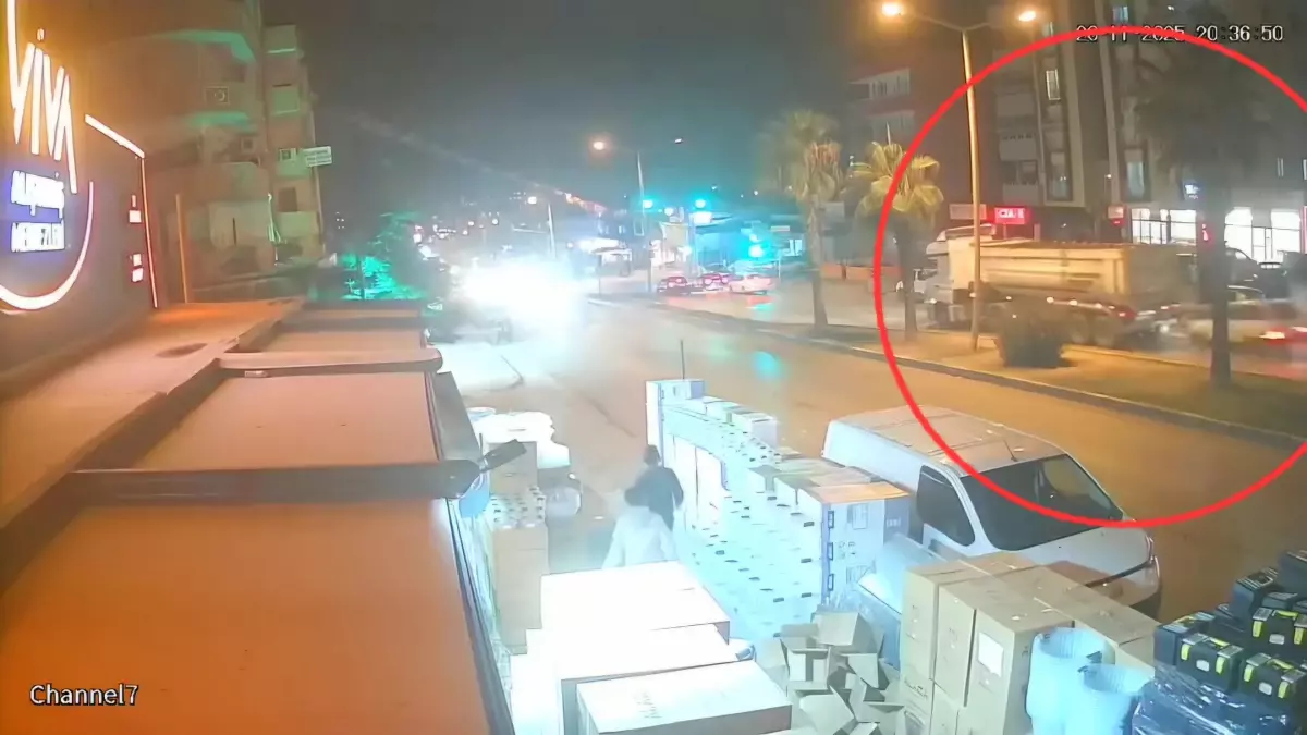 Adana'da TIR'a Arkadan Çarpan Otomobil Sürücüsü Yaralandı