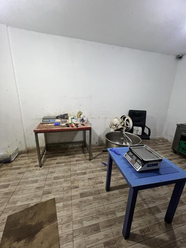 A minced meat machine infested with worms was found in the delicatessen