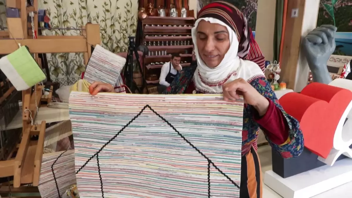 Bilge Nur Güngör, Atık Poşetlerle Çevre Dostu Ürünler Üretiyor