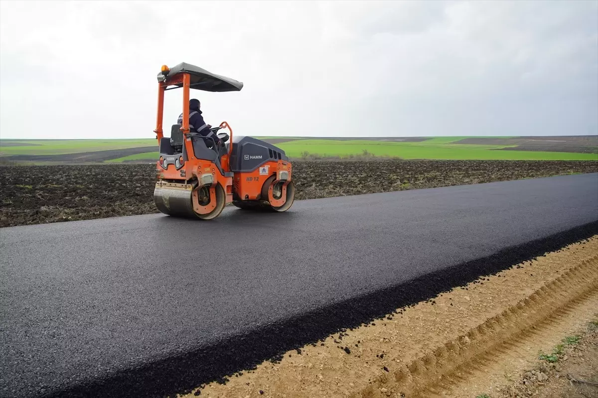 Edirne'de Köy Yolları Sıcak Asfaltla Yenileniyor