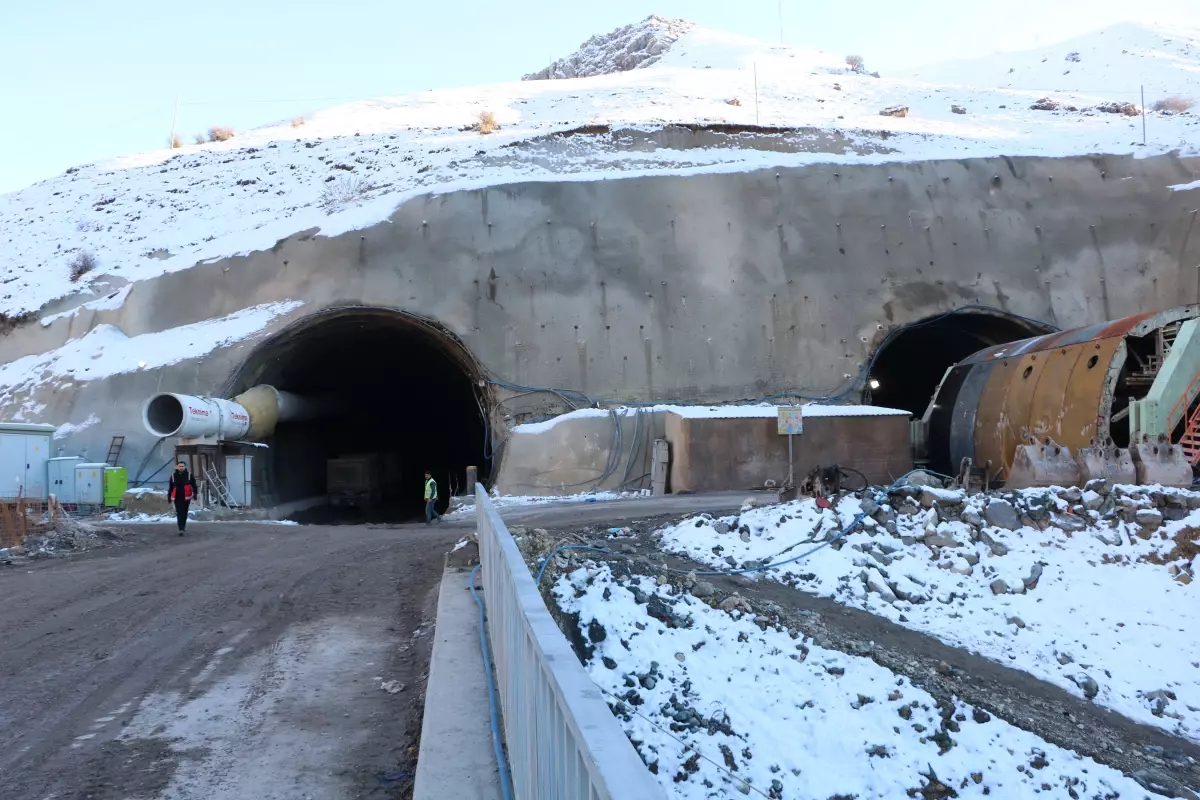 Yüksekova'daki T2 Tünelinin Yapımına Başlandı