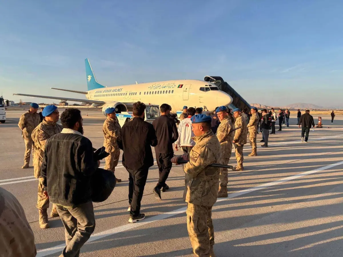 Yasa Dışı Göçmenler Afganistan'a Sınır Dışı Edildi