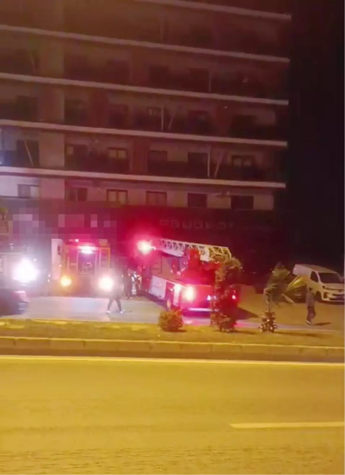 Hatay'da Yangın: 2 Kişi Dumandan Zehirlendi, 14 Kişi Hastaneye Kaldırıldı