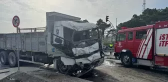 Arnavutköy'de Kamyon Kazası: İki Şoför Hastaneye Kaldırıldı