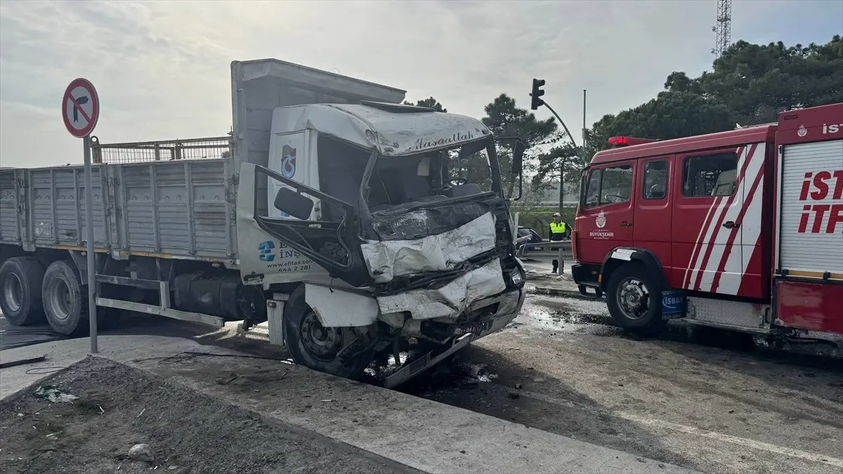 Arnavutköy'de Kamyon Kazası: İki Şoför Hastaneye Kaldırıldı