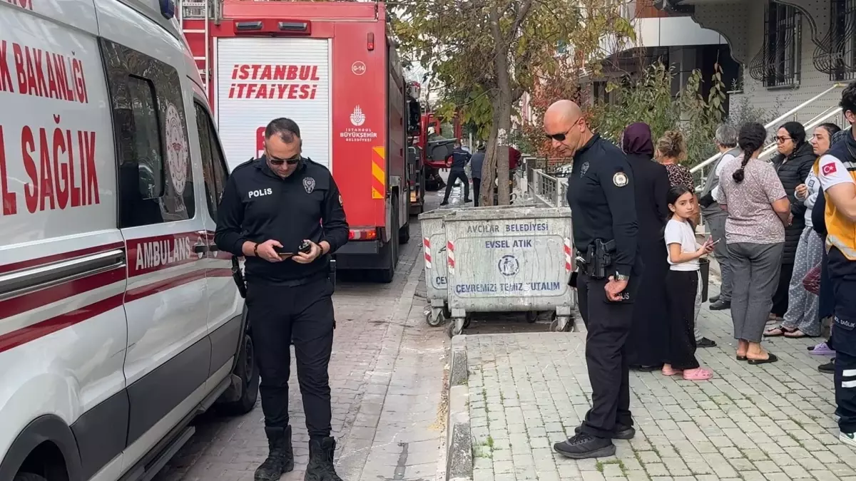 Avcılar'da Yangın: Anne ve İki Çocuğu Komşuların Yardımıyla Kurtarıldı