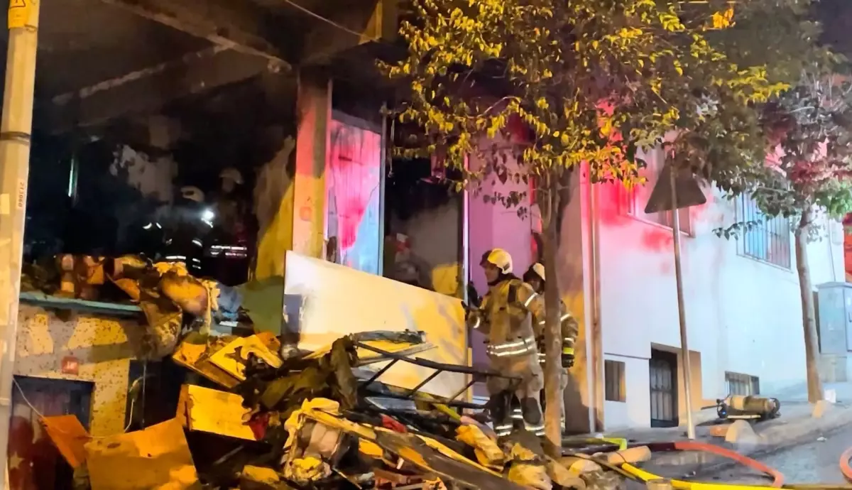 Bağcılar'da İş Yerinde Yangın: 70 Yaşındaki Adam Kurtarıldı