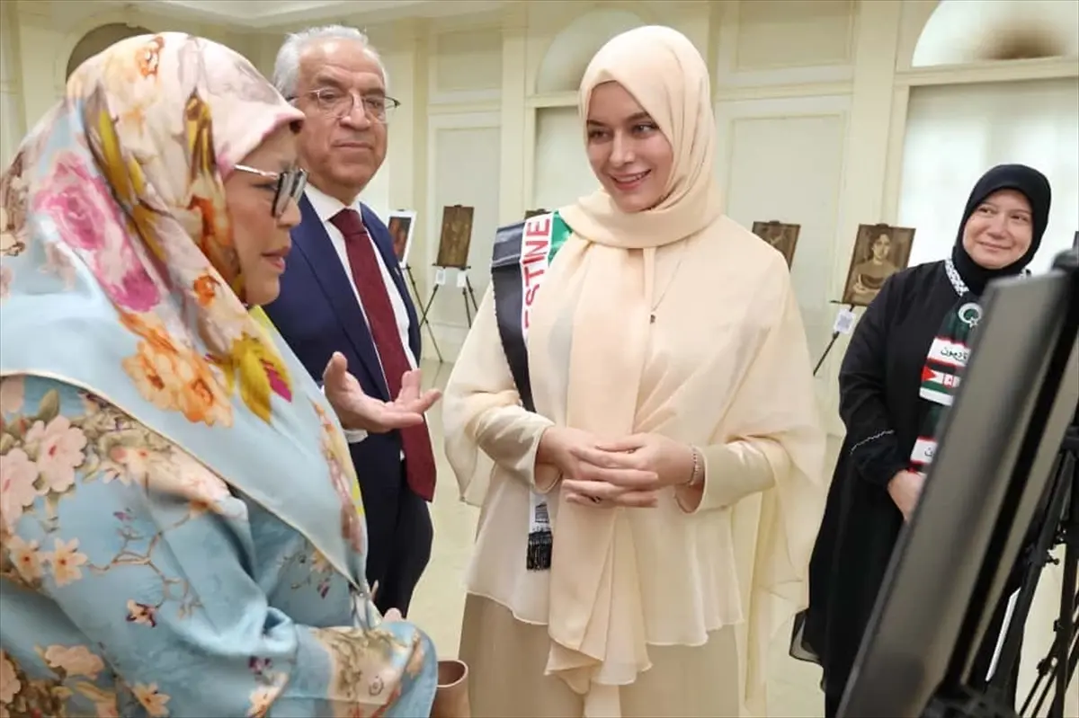 Brunei'de Türk Sanatçı Hamide Vural'ın Resim Sergisi Açıldı