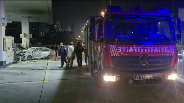 A car crashed into a gas station in Çekmeköy, disaster was averted