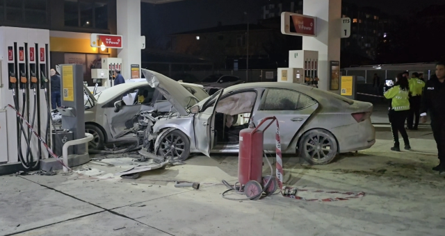 A car crashed into a gas station in Çekmeköy, disaster was averted