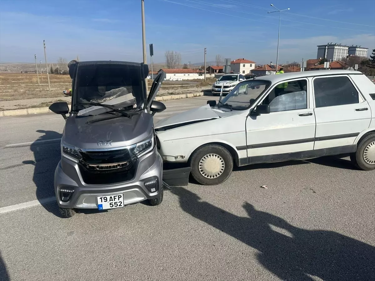 Çorum'da Elektrikli Araç ile Otomobil Çarpıştı: 3 Yaralı