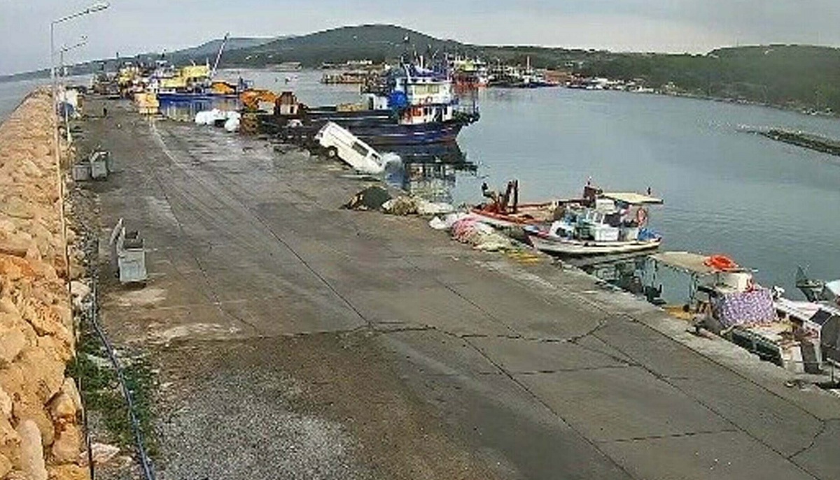 Didim'de Kamyonet Denize Uçtu