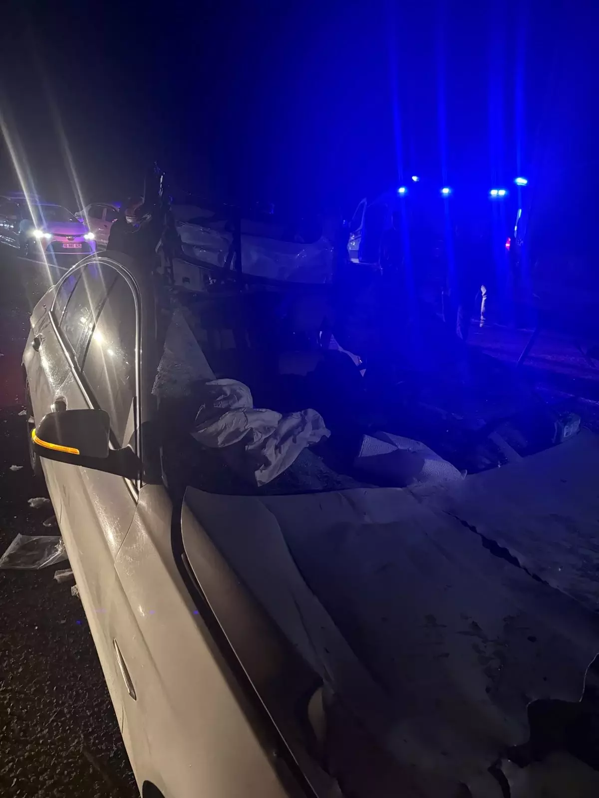 Diyarbakır-Silvan karayolunda TIR ile otomobil çarpıştı: 3 yaralı