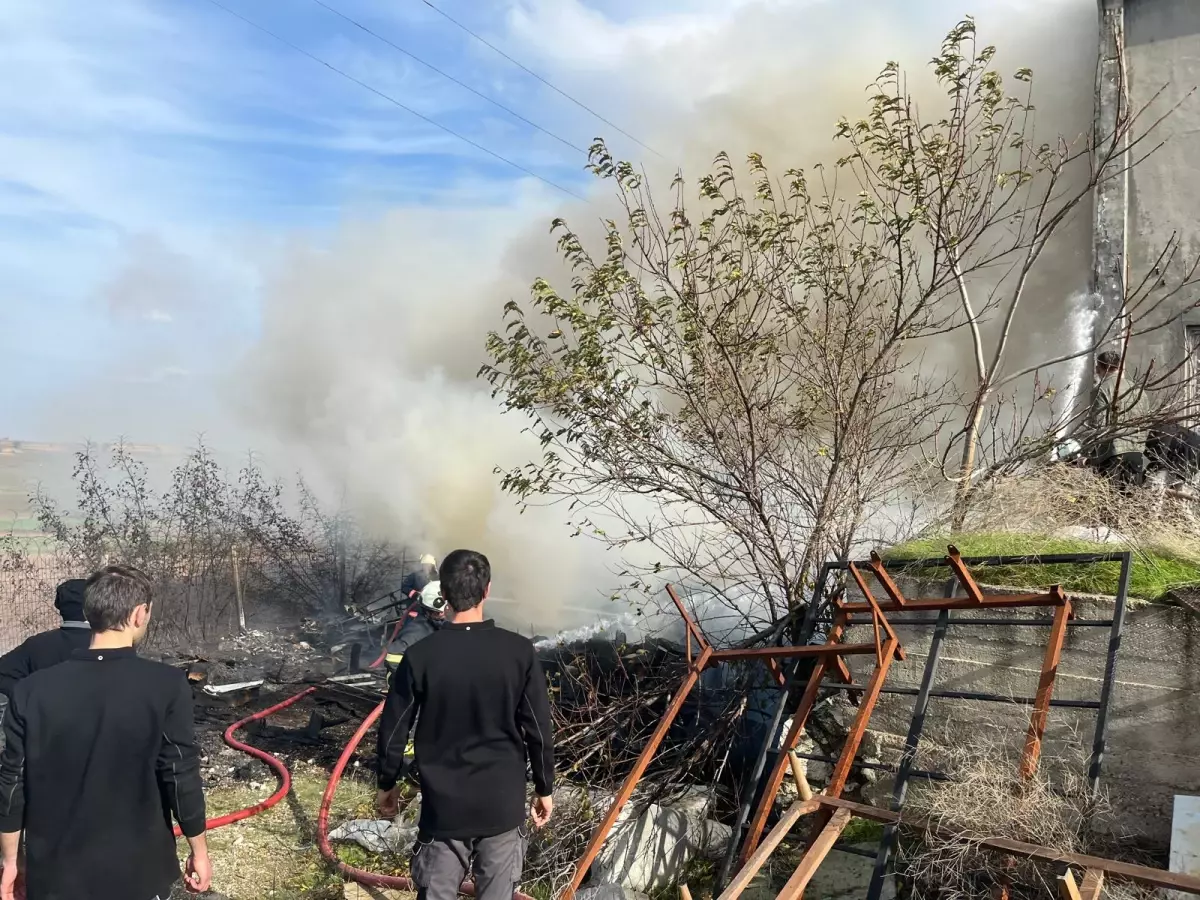 Keşan'daki Mobilya Mağazasında Yangın: Eşyalar Kül Oldu