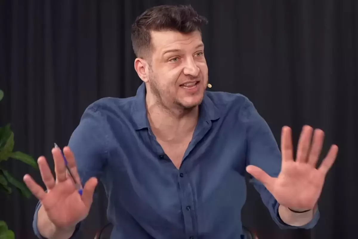 Eski futbolcu Batuhan Karadeniz hakkında kırmızı bülten Mal varlıklarına el konuldu