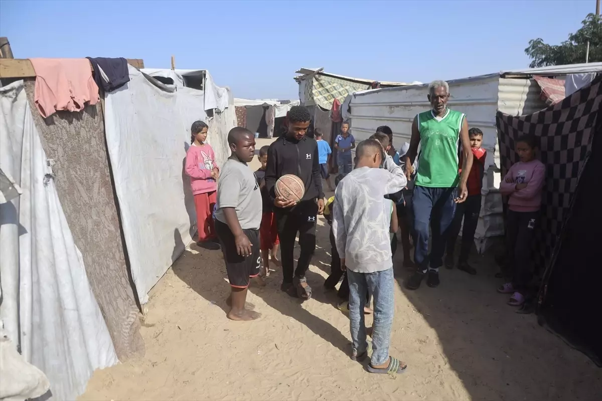 Gazze'de Eski Basketbolcular Çocukları Umutlandırmak İçin Mücadele Ediyor