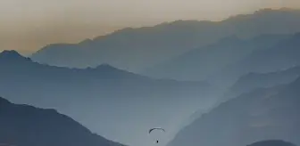 Hakkari'nin Semaları Yamaç Paraşütü ile Renklendi