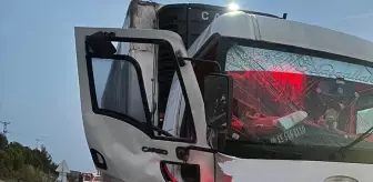 Akhisar'da Kamyon-Traktör Kazası: 1 Ölü, 6 Yaralı