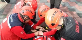 Öğretmenler Olası Afetlere Karşı Hazırlık İçin Tatbikat Yapıyor