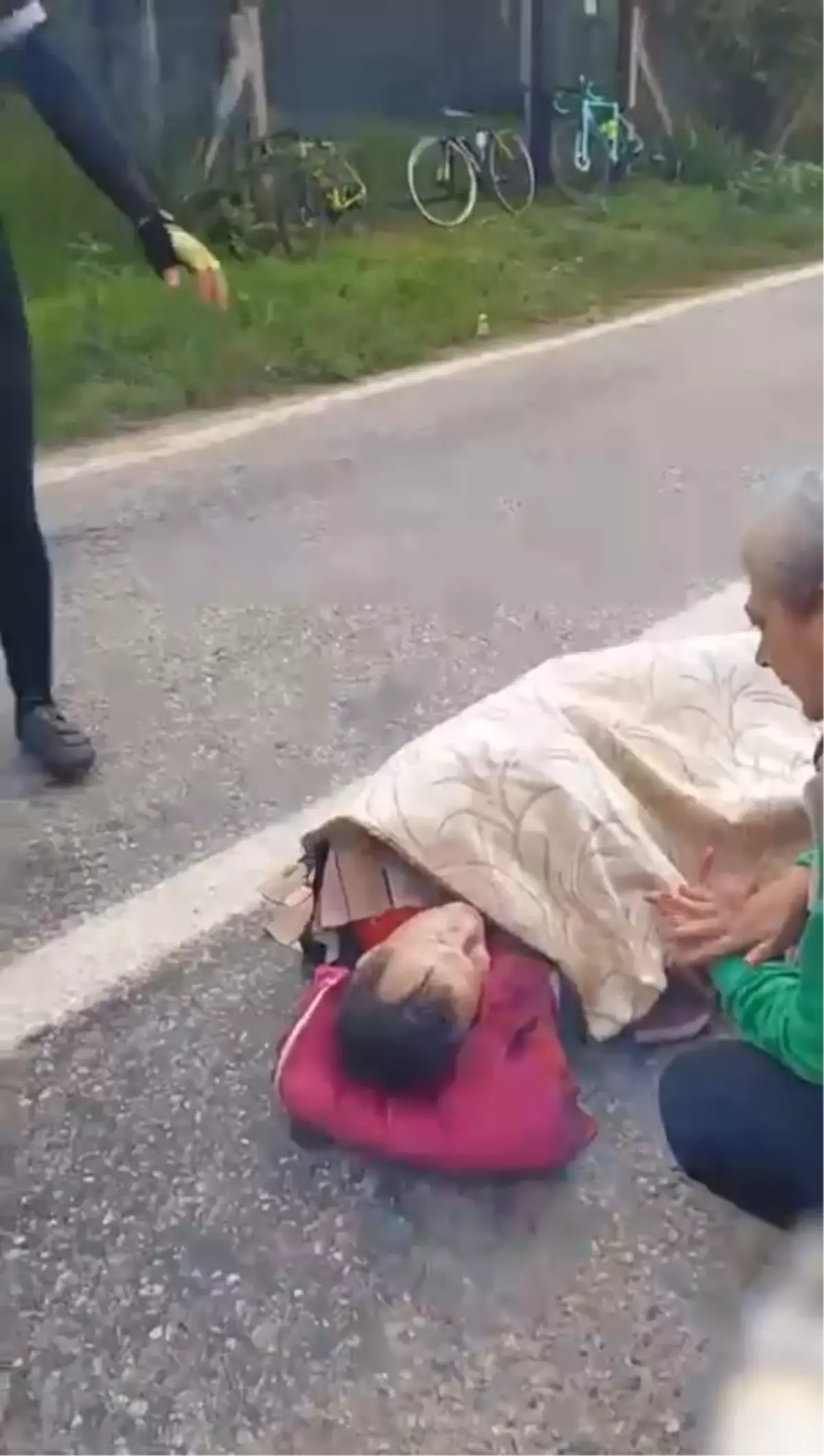 İznik'te Bisikletli Gruba Otomobil Çarptı: 2 Yaralı