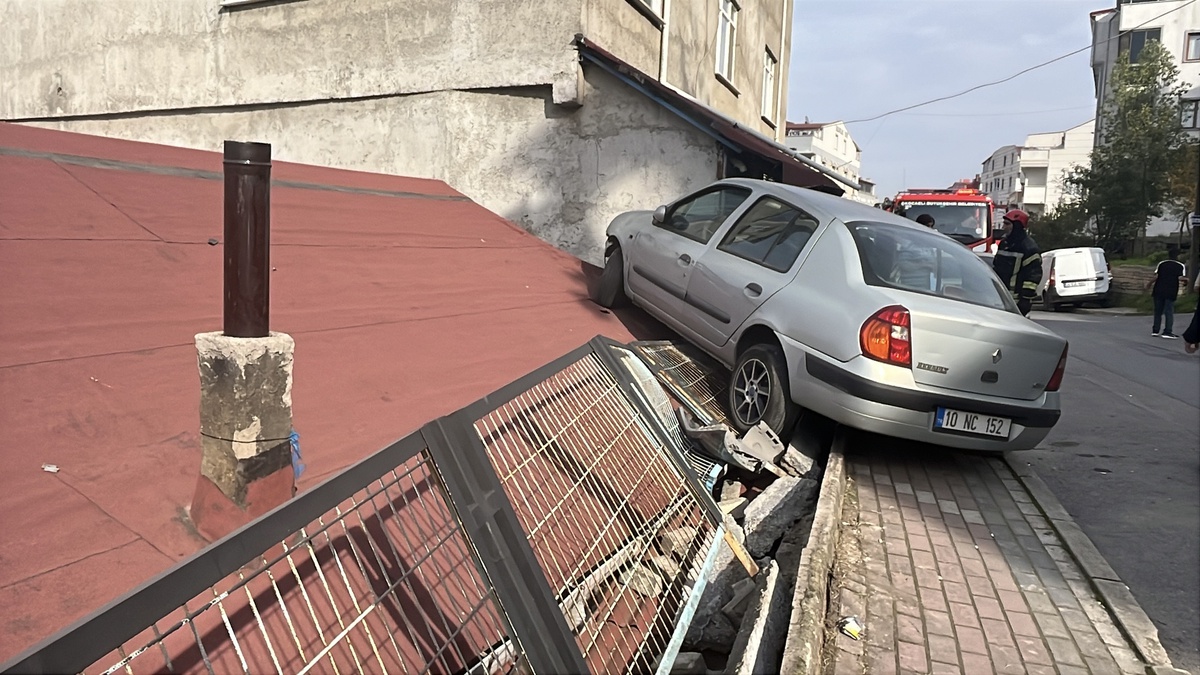 Gebze'de Otomobil Ev Çatısına Çıktı