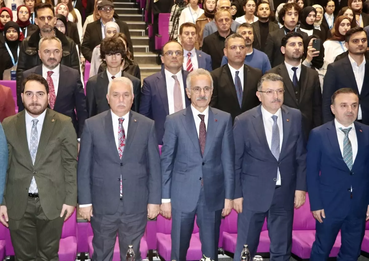 Ulaştırma ve Altyapı Bakanı Uraloğlu, Trabzon'da gençlerle bir araya geldi Açıklaması