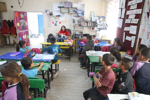 25-year-old Derya teacher, both the principal and teacher of her school