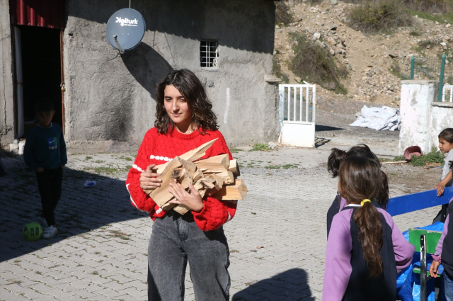 25-year-old Derya teacher, both the principal and teacher of her school
