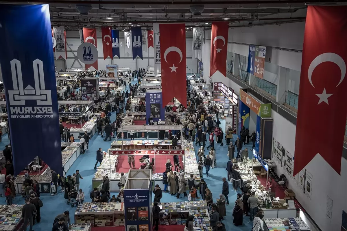 '7. Doğu Anadolu Erzurum Kitap Fuarı'nda hafta sonu yoğunluğu yaşanıyor