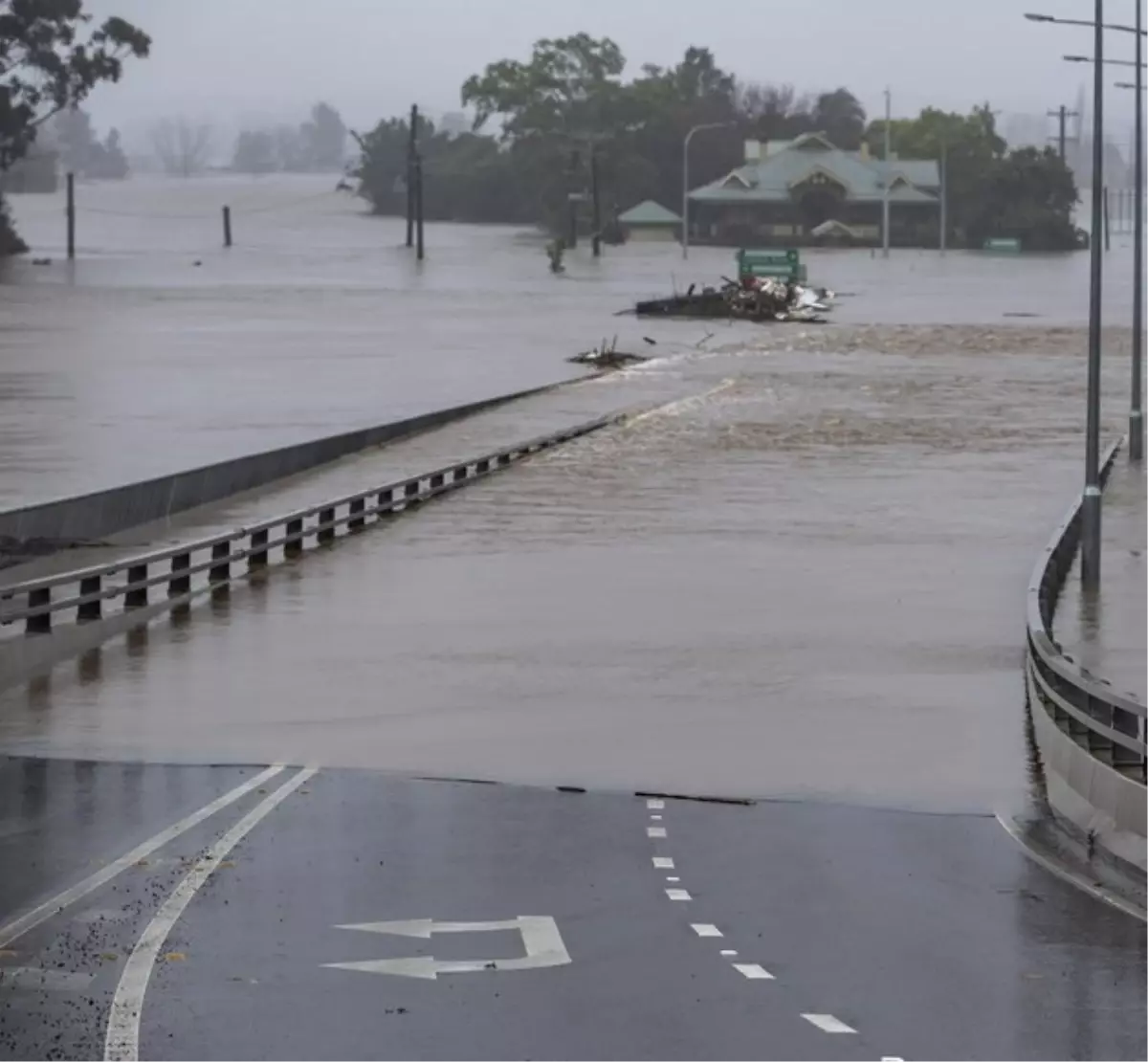 Fina Tropikal Siklonu Avustralya'nın Kuzeyini Vurdu
