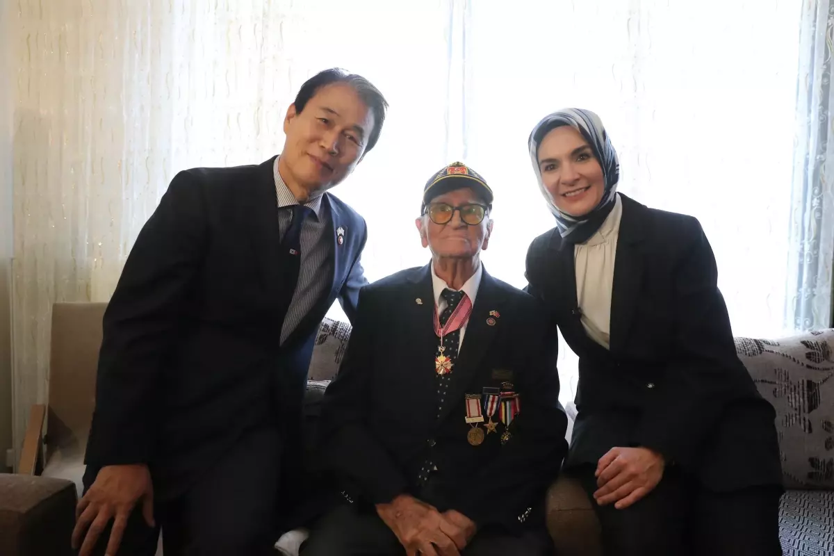 Bakan Göktaş, Kore Gazisi Osman Yaşar'ı Ziyaret Etti