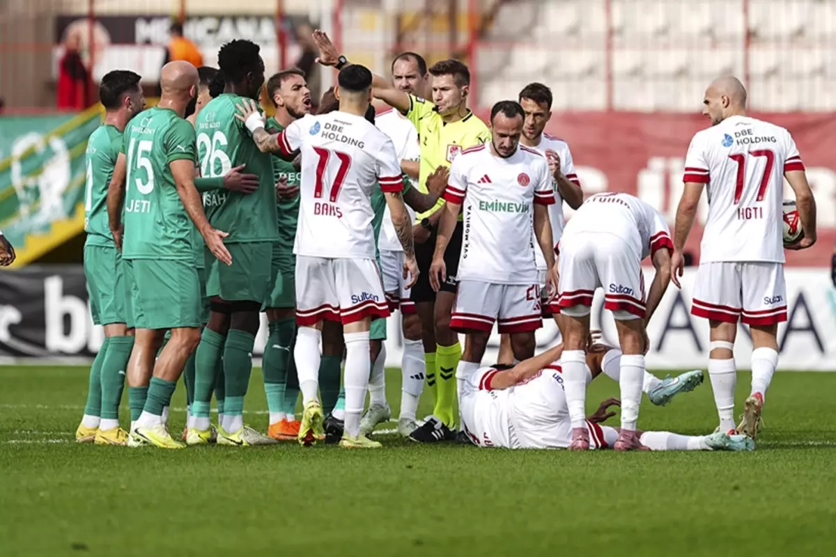 Bu maçta görülen kırmızı kartlara inanamayacaksınız