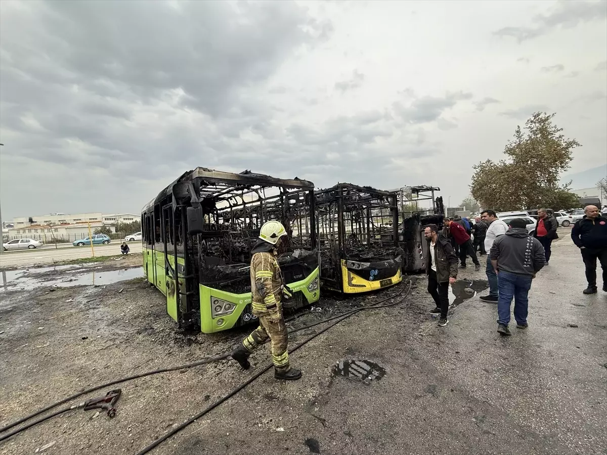 Bursa'da Yangın: 3 Otobüs Kullanılamaz Hale Geldi