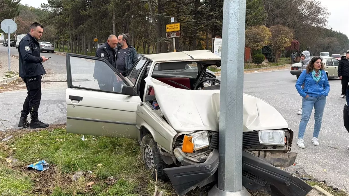 Eskişehir'de Kavşak Trafik Kazası: 2 Yaralı