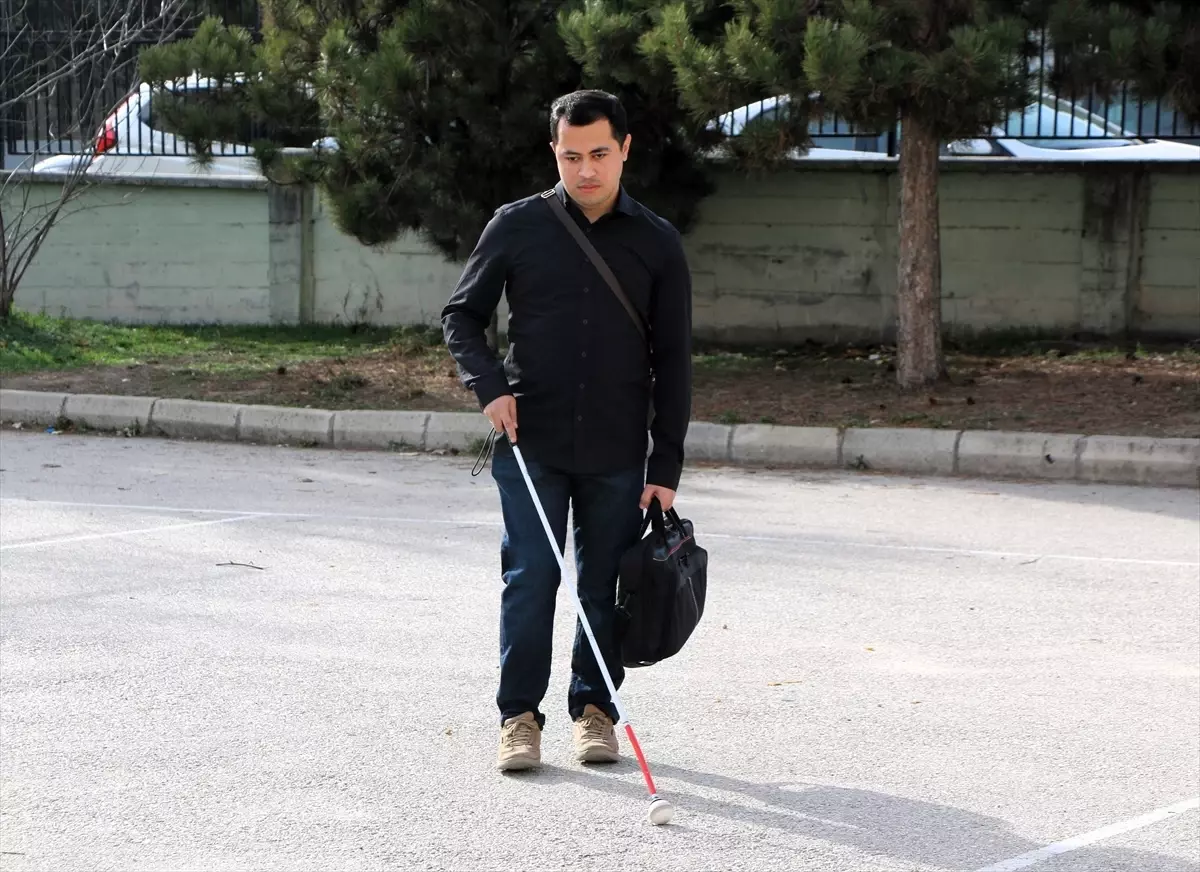 Görme Yetisini Kaybeden Öğretmenin Azmi: Selahattin Eğe