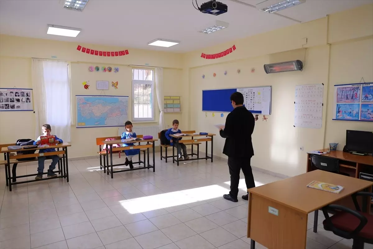 Erol Koç, Zorlu Koşullarda Geleceğin Eğitimi İçin Mücadele Ediyor